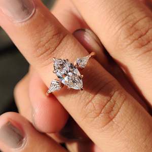 Exquisito Anillo de Compromiso de Diamantes para Mujer con Certificación IGI, Diseño de 3 Piedras con Corte Marquise y Kite, 1.00-2.00 CT - Product Image 1