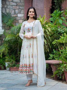 Collection de robes traditionnelles indiennes Tissu simili Georgette avec broderie lourde Paillettes Travail pour les femmes Vêtements de mariage - Product Image 3