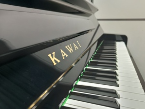 เปียโนตั้งพื้น Kawai KU2B มือสองจากญี่ปุ่น สีดำ คุณภาพการผลิตที่แม่นยำ แข็งแรง ทนทาน เล่นได้ลื่นไหล รุ่นยอดนิยมสำหรับส่งออก - Product Image 2