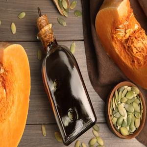 Huile de graines de citrouille pressée à froid naturelle en vrac, huile de base de qualité supérieure pour les formulations cosmétiques et d'aromathérapie - Product Image 1