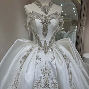 Robe de mariée exclusive DW0200 moderne en satin ivoire, coupe cœur, avec traîne chapelle et appliques florales en dentelle - Product Image 4