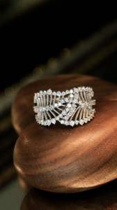 แหวนเงินแท้ 925 ประดับโมอิสซาไนต์ ความใสระดับ VVS ดีไซน์ใบไม้คลาสสิก ตัวเรือนแบบกรงเล็บ รับรองโดยผู้เชี่ยวชาญ งานจิวเวลรี่ชั้นดี สำหรับสุภาพสตรี - Product Image 2