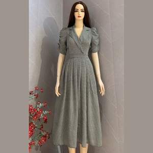 Elegante vestido con cuello de manga corta con patrones florales y rayas para un aspecto elegante y fresco este otoño - Product Image 2