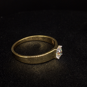 Anillo de Oro Amarillo de 18 Quilates para Hombre, Exquisito Diamante Solitario de Corte Brillante Redondo de 0.60 TCW, Engaste de Puntas, Estilo Moderno, Claridad SI - Product Image 3