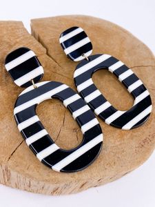 Pendientes Hechos a Mano con Resina HEMA en Forma de Flor de Amor de Hada, Diseño Artístico Único por Artizon Studio - Product Image 6