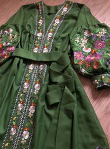 Robe d'hiver élégante et moderne avec broderie florale unique Magnifique tissage lourd Travail manuel écologique pour un look élégant - Product Image 4