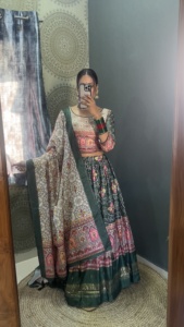 Hermosa colección de Lehenga de último diseñador con hermosa impresión y trabajo de lámina - Product Image 3