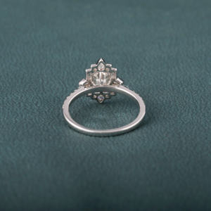 Anillo de compromiso solitario de diamante cultivado en laboratorio de corte esmeralda de oro sólido de 14K, Diamante de corte de pera, regalo clásico para mujer IGI - Product Image 5