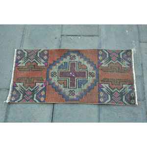 พรมวินเทจขนาดเล็ก, พรมตุรกีขนาด 1.4x2.8 ฟุต, พรมขนสัตว์ลายสัตว์สีแดง - Product Image 3