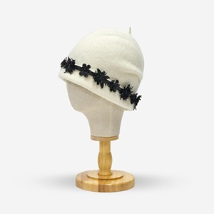 หมวกบีนนี่ขนสัตว์พรีเมี่ยมสำหรับผู้หญิงดีไซน์สวยให้ความอบอุ่นและสบายหรูหราเพื่อยกระดับสไตล์ฤดูหนาวลายดอกไม้ของคุณ - Product Image 2