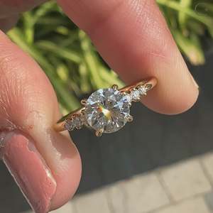 Anillo de Diamantes con 7 Piedras de Corte Redondo - Product Image 2