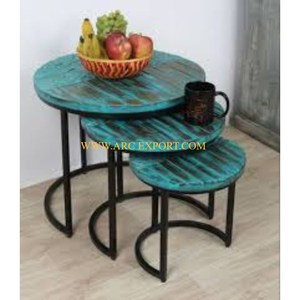 Base en métal plaqué or avec plateau en marbre blanc Ensemble de 2 tailles différentes Table de meubles classiques de qualité supérieure de tailles différentes faits à la main - Product Image 2