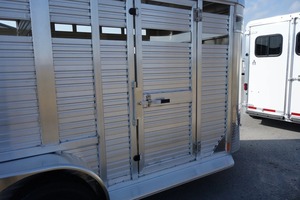 Remolque para Ganado de 30 pies y 3 Pisos, Usado, Estándar Austriaco, Remolque para Transporte de Caballos Disponible para Venta al por Mayor - Product Image 4