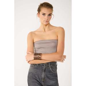 Chemise sans manches à col rond en tissu polyester brillant décontracté avec logo sur le devant, longueur courte - Product Image 2