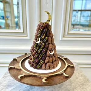 Plateau à chocolat rond en bois de qualité supérieure avec motif de lune conçu pour le service de luxe de desserts et de confiseries - Product Image 1