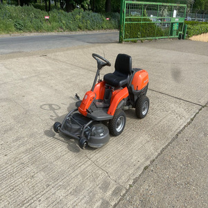 Compre una podadora de césped Husqvarna R 112C Rider de fábrica, resistente y con tractor de jardín disponible - Product Image 1
