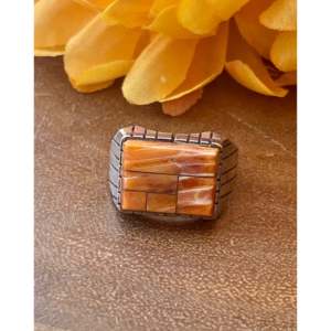 Anillo con Incrustaciones de Plata de Ley y Concha de Ostra Espinosa Hecho por Artesanos Navajo, Joyería Cultural Coleccionable, Talla 9 - Product Image 1