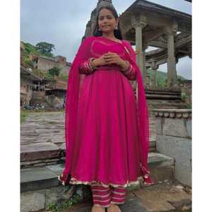 น่าทึ่งที่มีชุดกาวน์ที่สวยงามประดับด้วยงานลูกไม้ปักเลื่อมแฟนซีที่แขนและสไตล์คอเสื้อด้วยโดริที่สง่างาม - Product Image 1