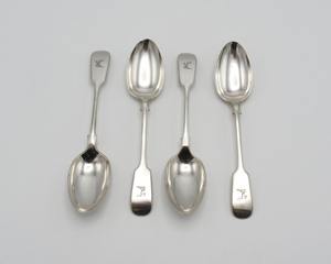 Ensemble d'ustensiles de table modernes en acier inoxydable de qualité supérieure, collection de cuillères, fourchettes et couteaux pour la cuisine à domicile et le service d'événements - Product Image 1