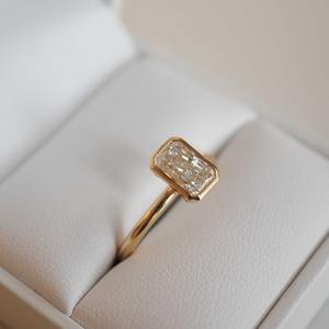 Anillo de compromiso con diamante cultivado en laboratorio certificado por IGI, diseñado con un impresionante diamante solitario de corte radiante de 2.0 quilates. - Product Image 2