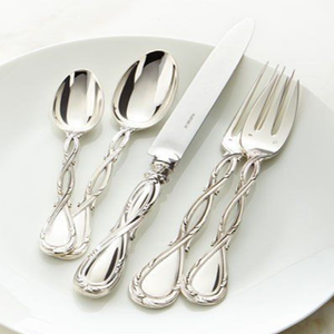 Un ensemble élégant d'ustensiles de couleur or avec des détails ornés de style baroque classique sur les poignées. Disponible en gros - Product Image 4