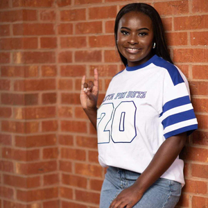 T-shirt de sororité de style hockey blanc et bleu avec patch numéro et manches rayées, coupe unisexe, vêtement de la vie grecque - Product Image 3