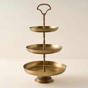 Elegante soporte de pastel de metal con acabado dorado con diseño texturizado de pedestal de dos niveles para bodas y fiestas - Product Image 3