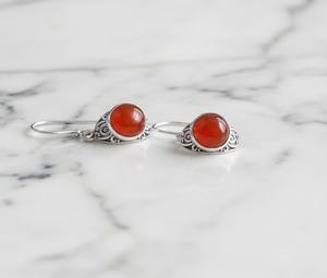Pendientes Pequeños de Plata de Ley con Forma de Cúpula y Colgantes de Cornalina Naranja Fuego, Joyería con Filigrana Sutil - Product Image 5