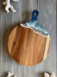 Planche à découper et planche à découper en résine d'acacia de forme ronde élégante personnalisée avec poignée pour usage en cuisine - Product Image 5