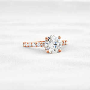 Bague de fiançailles en argent 925 avec accent de diamant moissanite rond, détail caché, produit unique et élégant - Product Image 5