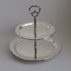 Support décoratif à gâteau en métal martelé avec base ronde surélevée conçu pour la présentation de desserts haut de gamme lors d'événements - Product Image 3