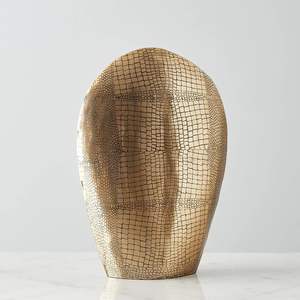 Vase moderne en aluminium à motif géométrique Design côtier élégant pour les intérieurs Ton métallique brillant de table en fer - Product Image 6