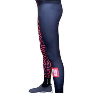 Leggings de sport pour femmes, noirs et rouges, à motifs, coupe ajustée, imprimés par sublimation, extensibles, doux et confortables pour le yoga. - Product Image 3