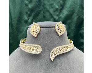 Hermoso Juego de Gargantilla de Latón Chapado en Oro con Circonita de la Mejor Calidad con Aretes para Compromiso, Boda y Fiestas para Mujer - Product Image 1