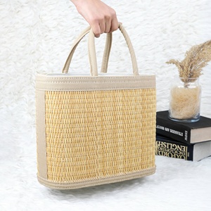 Sac à main pratique en paille ArtisRaw avec poignée, fermeture ouverte, fait main, mode féminine, motif uni, multi-usages, lieu d'origine TN - Product Image 1