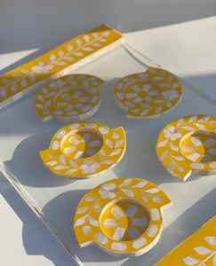 Incrustaciones de nácar y resina en hermosos patrones en estos posavasos y bandeja acrílica de Craft Emporium India - Product Image 1