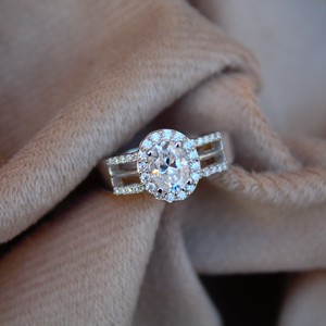 Anillo de declaración de piedra moissanita de corte ovalado Plata de Ley 925 hecha a mano joyería de compromiso de moda para mujer - Product Image 2