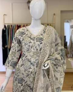 Traje de tela Maslin de alta calidad con pantalón cosido de trabajo impreso y Dupatta coordinada para uso diario festivo y de fiesta - Product Image 3