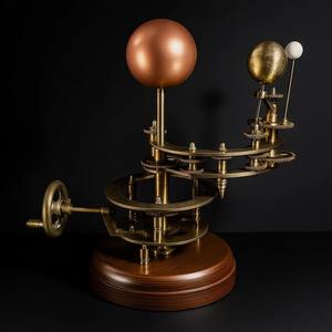 Modèle de système solaire artisanal en laiton et bois, décoration de table, vente chaude, pour la maison, le bureau ou comme cadeau, disponible à la vente - Product Image 1