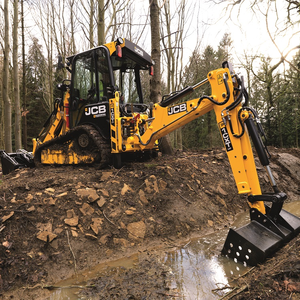 Chargeuse-pelleteuse compacte JCB 1CXT avec chenilles en caoutchouc et système hydraulique puissant pour les travaux de construction dans des espaces restreints - Product Image 3