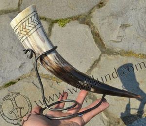 Corne à boire Viking festive fabriquée à la main pour l'hydromel et la bière parfaite pour les fêtes de Noël et les acclamations des fêtes - Product Image 1