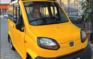 Venta Especial: Bajaj-Qute Amarillo, Vehículo Hatchback de 4 Asientos, Disponible con Neumáticos R15 y Transmisión Automática - Product Image 4
