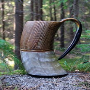 Mug en corne bicolore avec une section supérieure sculptée et une base lisse. Disponible à prix de gros. - Product Image 4