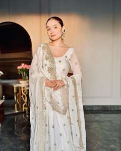 Ropa de fiesta India Ropa tradicional Ropa de mujer India Chinon Seda Bordado de secuencia pesada Parte superior e inferior con Dupatta - Product Image 1