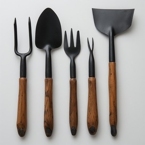 Rastrillo de cultivador de hierro Premium hecho a mano en superficie de pátina rústica con construcción fuerte diseñado para jardinería y decoración - Product Image 1