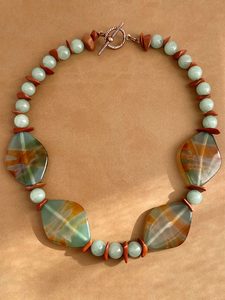 Collar de Moda con Modelo de Ángel en Resina Epoxi Glaseada de Alta Calidad, Diseño Personalizado para Bodas - Product Image 5