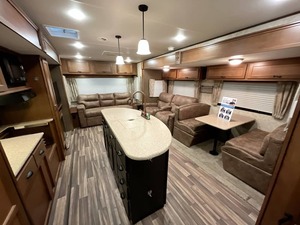 VENDEDOR VERIFICADO DE H-i-g-h-l-a-n-d R-i-d-ge Light 272RLS USADO DEL 2017 DISPONIBLE PARA LA VENTA - Product Image 3