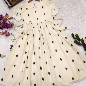 ชุดเดรสแม็กซี่ผ้าฝ้ายฤดูร้อนที่สมบูรณ์แบบพร้อมจอบสวยทั่วทั้ง MIDI - Product Image 1