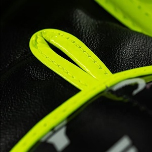 Gants de boxe personnalisés de dernière génération, couleur vert néon et noir, équipement d'entraînement professionnel, cuir véritable, gants de Muay Thai - Product Image 5