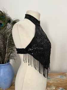 Robe élégante noire à cape, ornée de perles, de sequins, de broderies et de décorations de perles, col en V, taille naturelle, silhouette droite, longueur au sol, 100% - Product Image 3